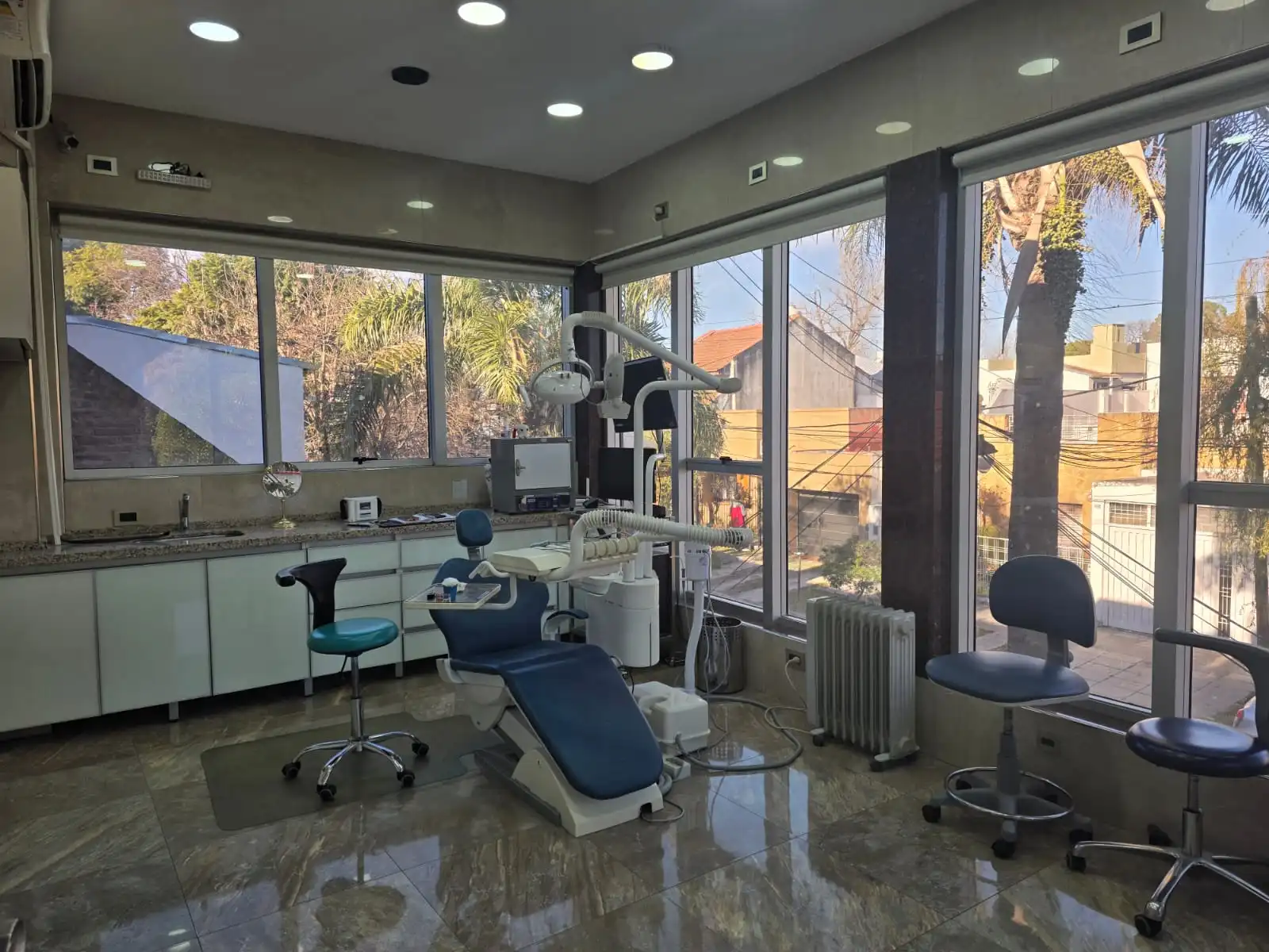 Sala de atención del consultorio odontológico del Dr. Cruz Alave en Ciudad Jardín Lomas del Palomar